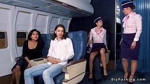 Stewardess bietet einem VIP-Kunden einen zusätzlichen Service im Flugzeug