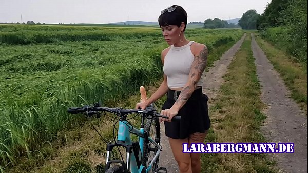 Die Deutsche Lara Bergmann masturbiert beim Fahrradfahren mit einem Dildo