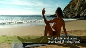 Vollbusige Deutsche macht nackt Yoga am Strand