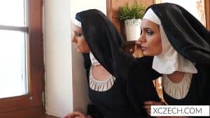 Zwei bösartige Nonnen werden im Kloster heiß